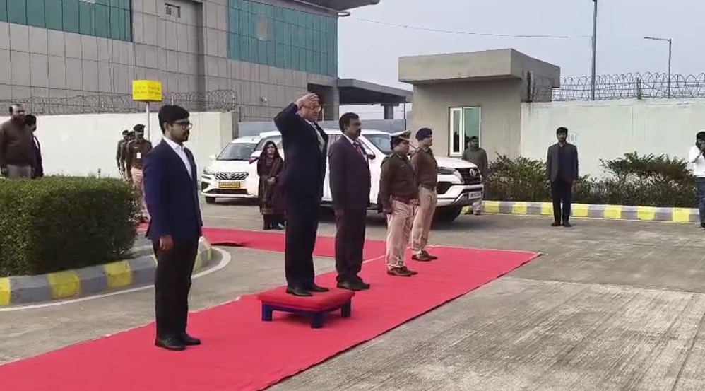 सपरिवार देवघर पहुंचे मुख्य चुनाव आयुक्त ज्ञानेश कुमार, एयरपोर्ट पर मिला गार्ड ऑफ ऑनर