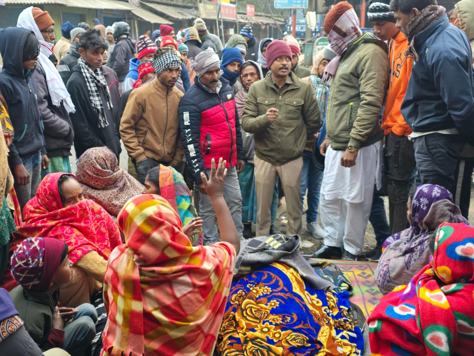 दुमका के शिकारीपाड़ा में हत्या के बाद लोगों में उबाल, NH 114 को किया जाम, हंगामा जारी