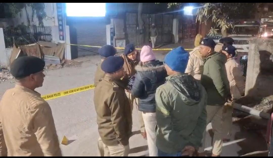 पटना में बीच सड़क पत्नी और बच्चे के सामने युवक की हत्या, इलाके में दहशत