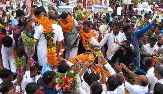 झारखंड में कांग्रेस की कमान मिलने के बाद आज रांची पहुंचे राजेश ठाकुर,एयरपोर्ट पर हुआ भव्य स्वागत