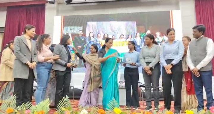 खदान हादसों से निपटने के लिए तैयार हैं बेटियां ! कोलम्बिया में ट्रॉफी जीतने वाली रेस्क्यू टीम को मंत्री ने किया सम्मानित