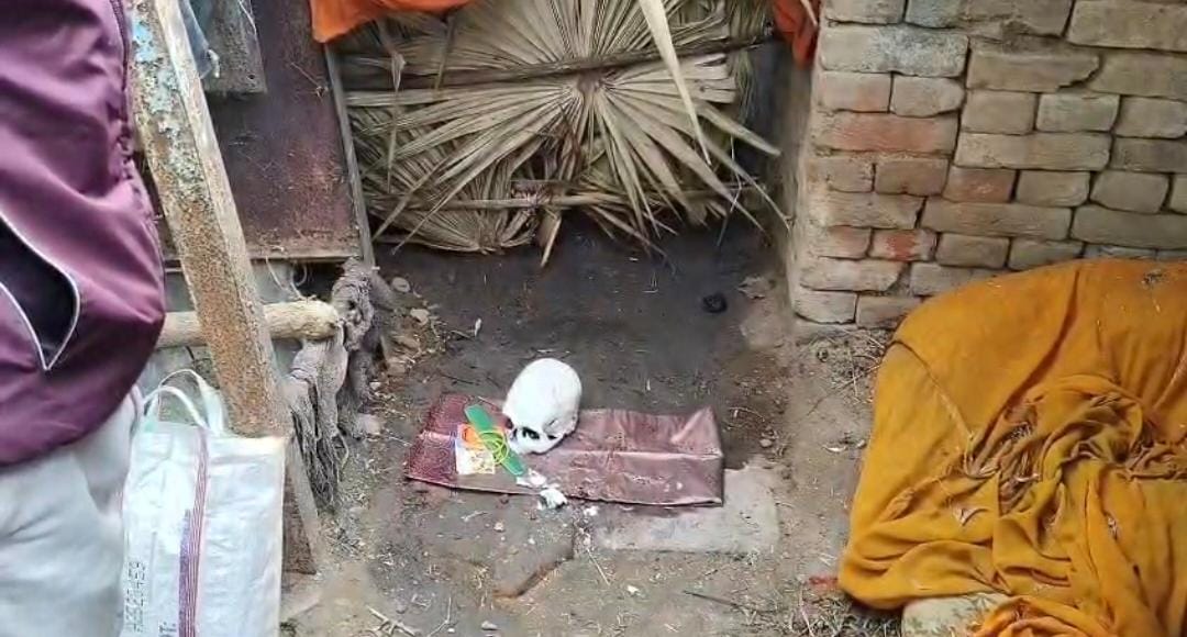 मोहम्मदगंज में घर के बाहर इंसान की मिली खोपड़ी, इलाके में सनसनी, जादू-टोना या है कोई कहानी