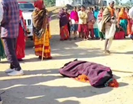 हाय रे किस्मत! गढ़वा में हाथी ने पटकर ली बुजुर्ग महिला की जान, तो  रोड के अभाव में परिजन कंधे पर लादकर ले गए शव