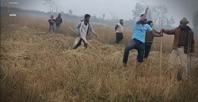 बाप रे ! भूमि विवाद में एक दुसरे के दुश्मन बने लोग, जमकर हुआ सिर फुटव्वल, देखिए वायरल वीडियो