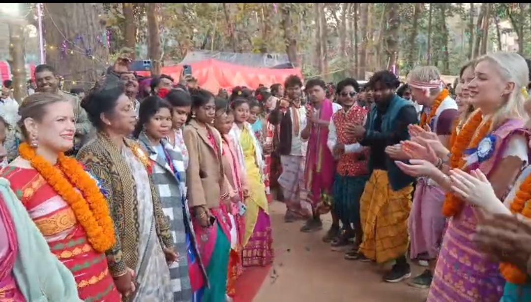 दुमका: संताल संस्कृति के रंग में रंगे विदेशी मेहमान, सोहराय मिलन समारोह में दिखी अनूठी छटा