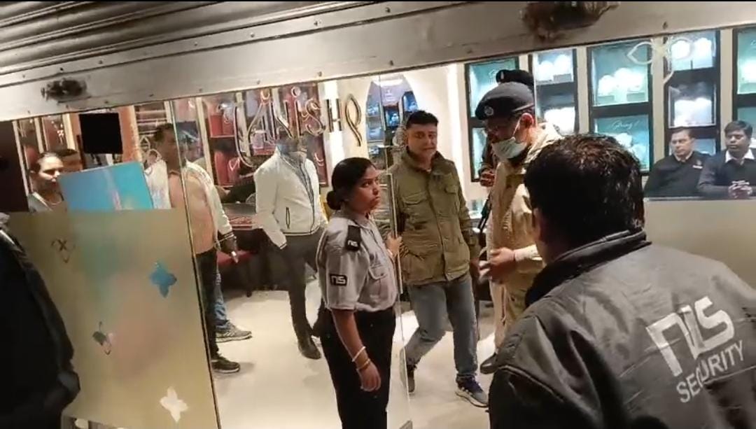 पुलिस वर्दी में बोकारो तनिष्क शो रूम को लूटने का प्रयास,गार्ड ने हिम्मत दिखाई तो देखिए कैसे भागे सात क्रिमिनल्स