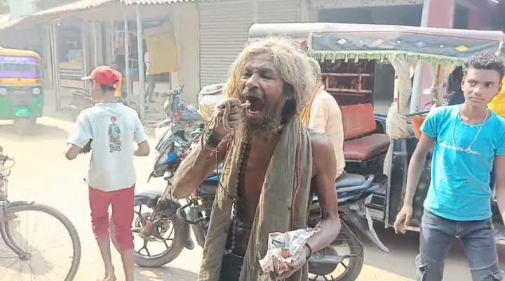 OMG! मौत को हाथ में लेकर घूमते है 70 साल के ये दादाजी ! सांपों के जहर का भी नहीं होता है कोई असर