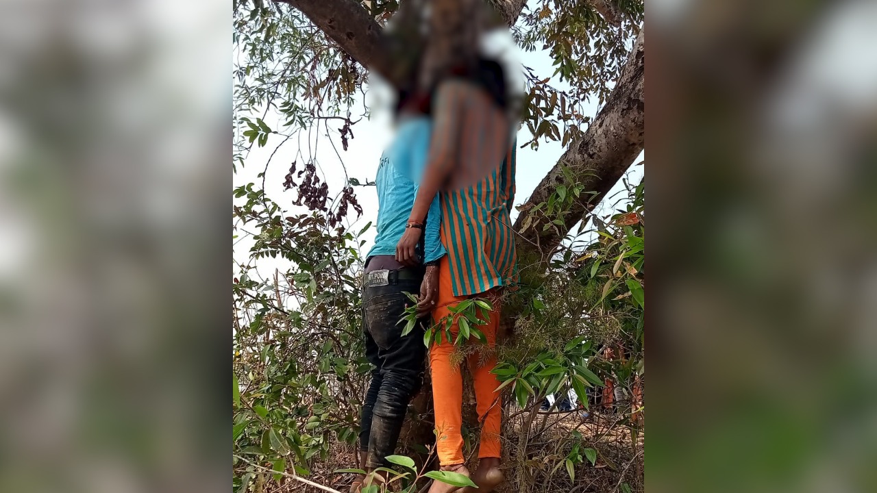 पेड़ पर लटका मिला प्रेमी युगल का शव, पुलिस जांच में जुटी