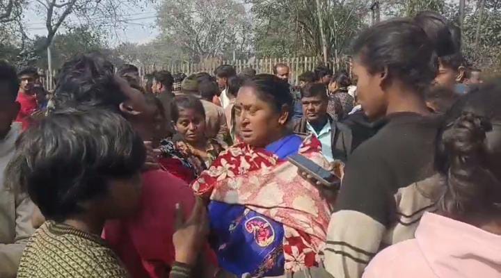 BREAKING:धनबाद में हाइवा की चपेट में आने से बीसीसीएल कर्मी की मौत, नियोजन और मुआवजे की मांग को लेकर सड़क जाम