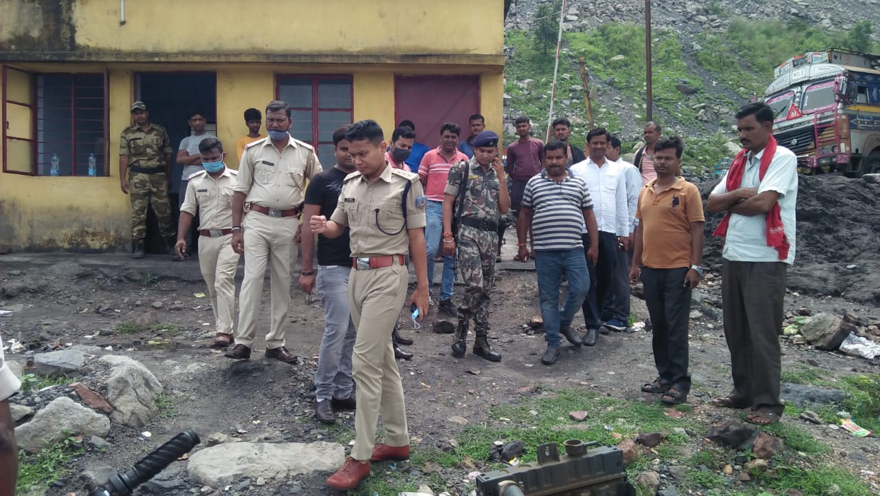 अपराधियों ने बीसीसीएल के पीओ की गाड़ी पर फेंके बम,बाल बाल बचे अधिकारी