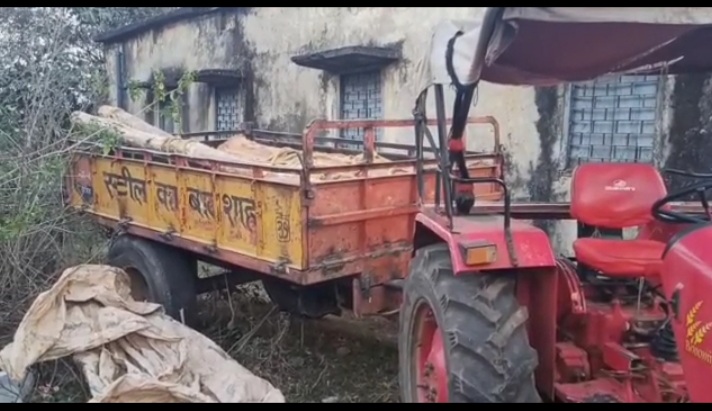 अवैध लकड़ी से लदा ट्रैक्टर जब्त, तीन गिरफ्तार,एक फरार