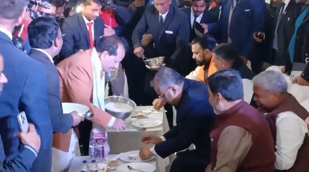 मकर संक्रांति भोज में जुटे सत्ता के दिग्गज, उपमुख्यमंत्री विजय सिन्हा के आवास पर पहुंचे मुख्यमंत्री नीतीश कुमार