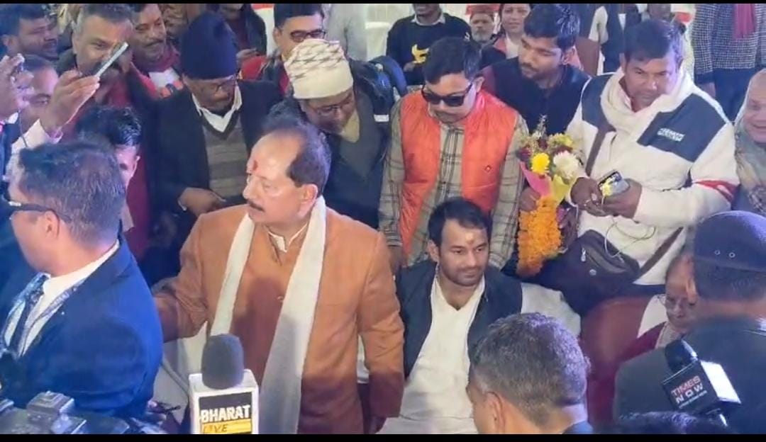 मकर संक्रांति पर सियासी मुलाकात, विजय सिन्हा के दही-चूड़ा भोज में पहुंचे तेज प्रताप यादव, जानिए क्या कहा 