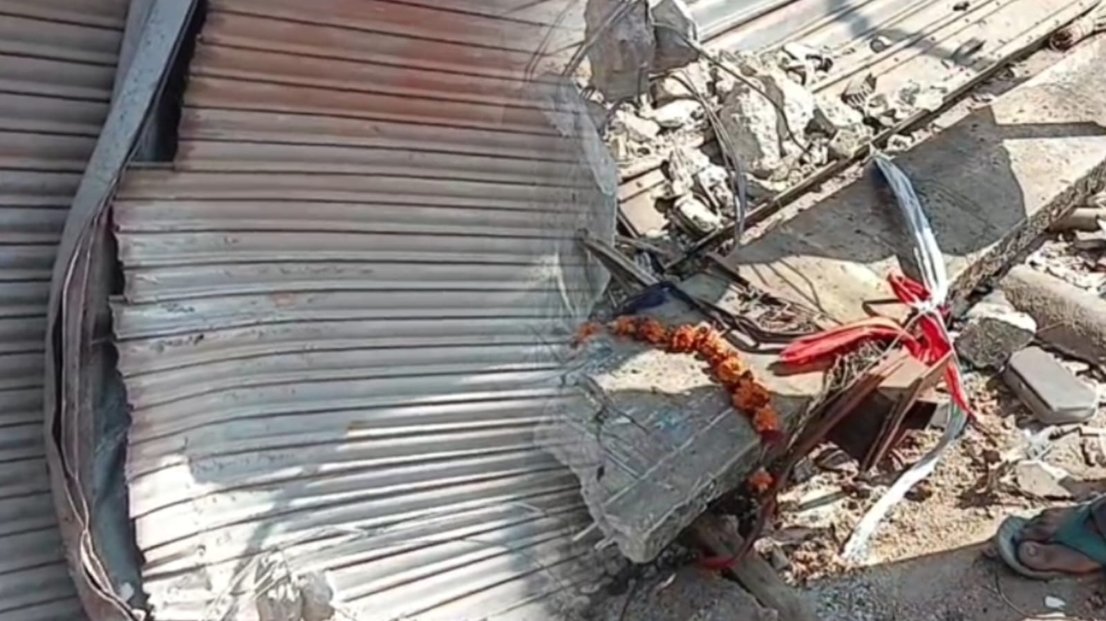 रात 2 बजे बारीडीह बाजार में बेकाबू वाहन का तांडव! दो दुकानें जमींदोज, चालक गाड़ी लेकर फरार