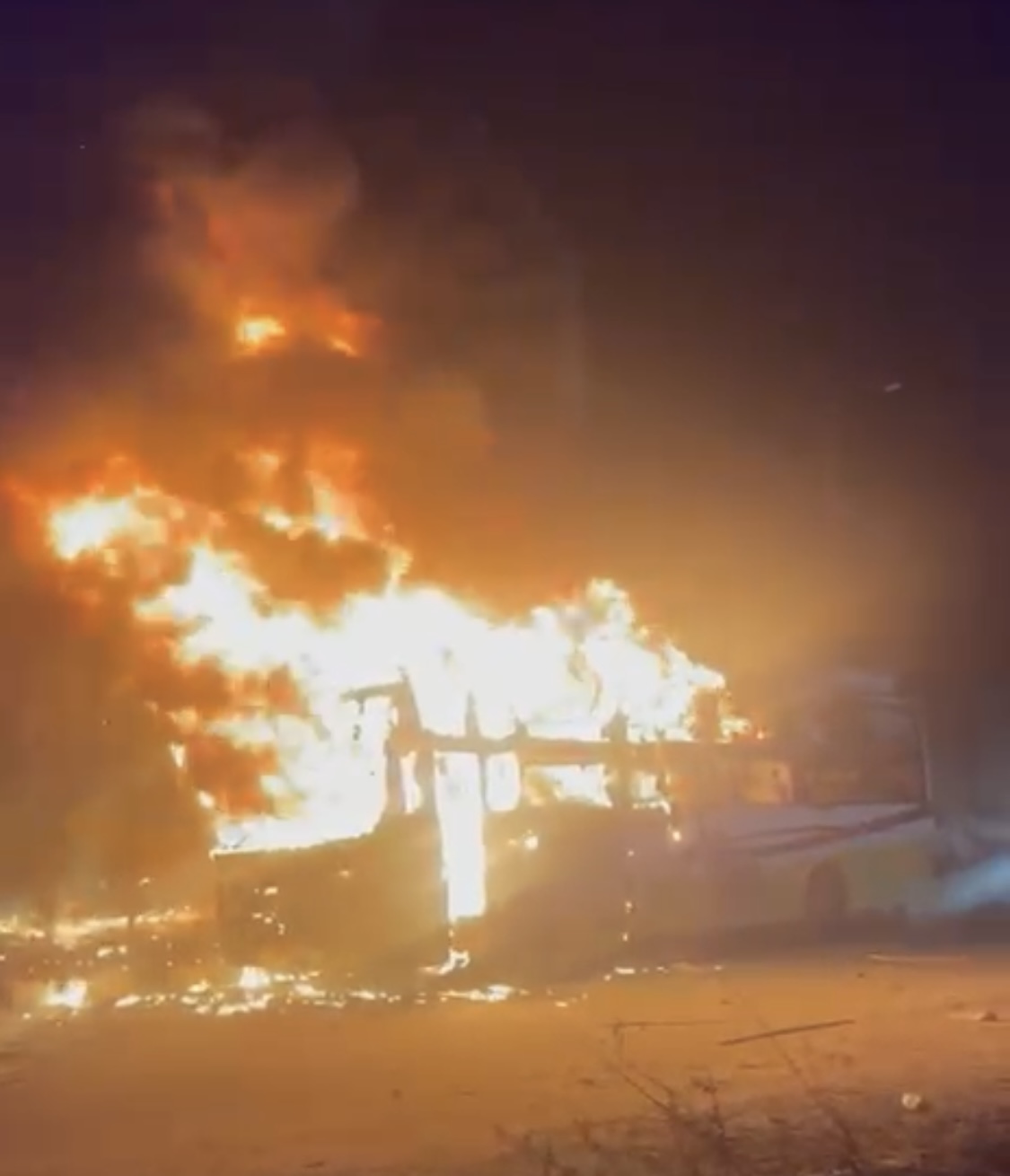 ब्रेकिंग: रांची में सड़क दुर्घटना में बच्चें की मौत, आक्रोशीत लोगों ने बस में लगाईं आग