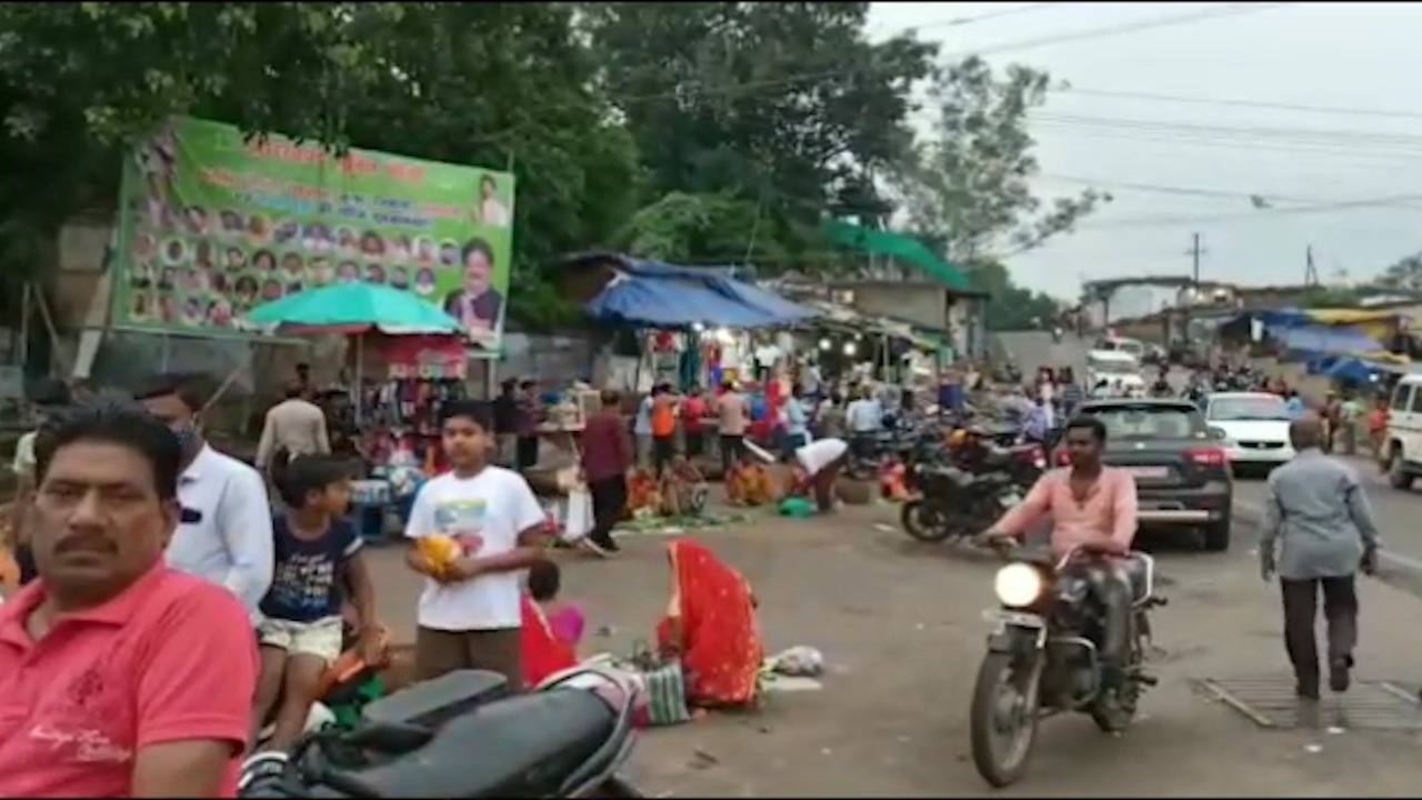 दुकानें उजड़ने से सैकड़ो दुकानदारों के सामने रोजी रोटी की समस्या उत्पन्न