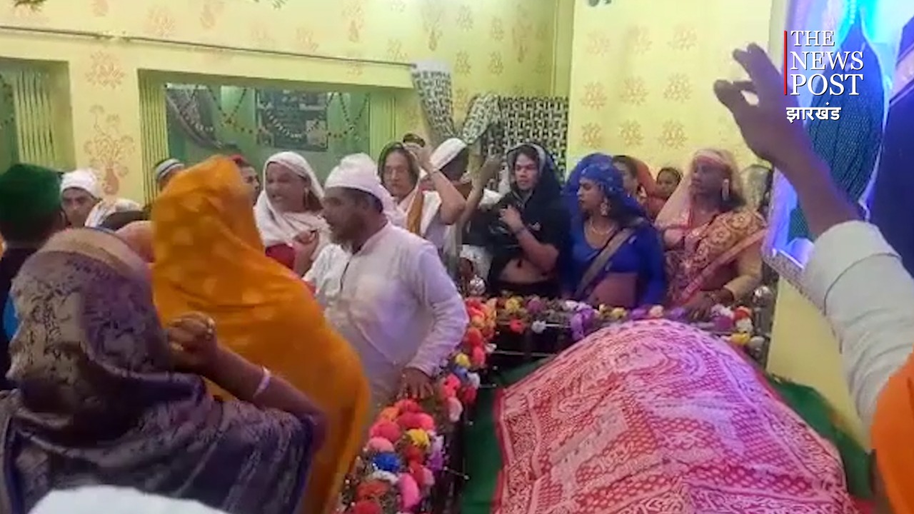 चिमनी शाह बाबा के मजार पर किन्नर समाज ने की चादरपोशी, मांगी देश की खुशहाली