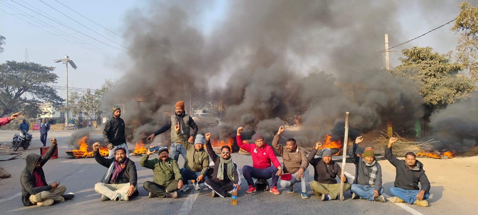 चाईबासा:पहड़ा राजा सोमा मुण्डा की हत्या के विरोध में पश्चिमी सिंहभूम में बंद रहा असरदार,टायर जलाकर प्रदर्शन