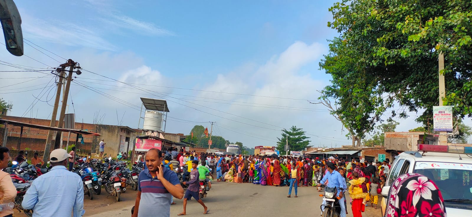 संदिग्ध अवस्था में युवक की मौत, आक्रोशित ग्रामीणों ने किया सड़क जाम