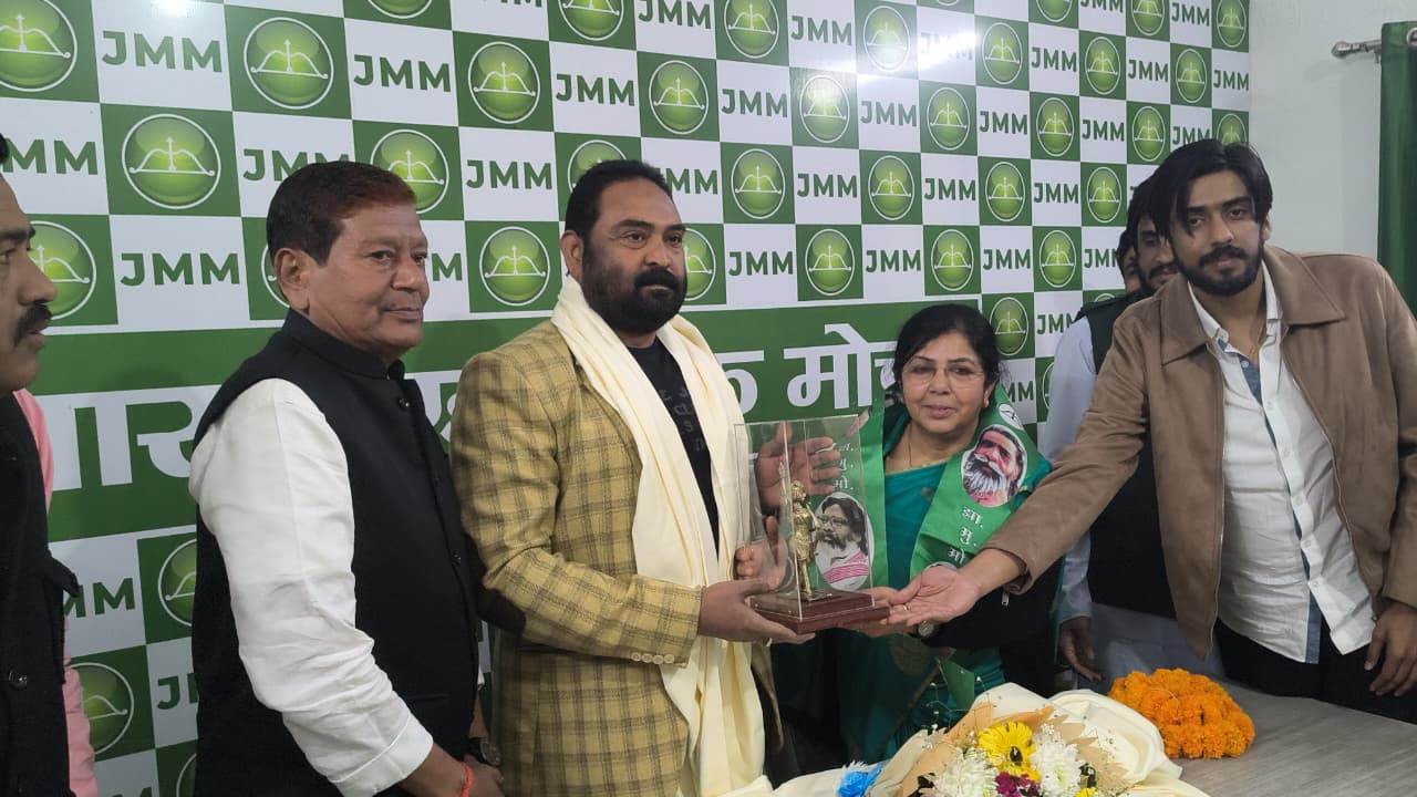 शहर की सरकार| मेदिनीनगर में चुनावी तपिश बढ़ी,JMM में शामिल हुई पूनम सिंह