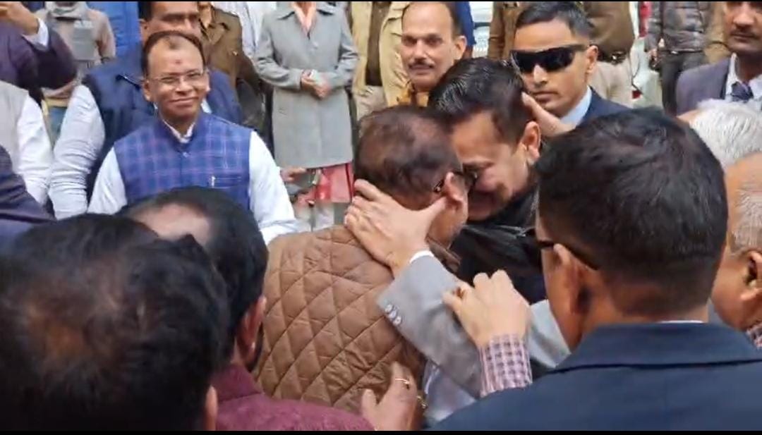 ये कैसा अंदाज़! सीएम नीतीश कुमार ने दो मंत्रियों का सिर आपस में टकराया, वीडियो वायरल