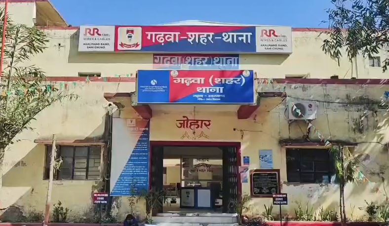 LOVE ZIHAD :  नाम छुपा कर लड़की को फसाया,नजदीकी बढ़ने पर बनाया संबंध,दोस्त के साथ भी सोने पर किया मजबूर,देखिए वीडियो