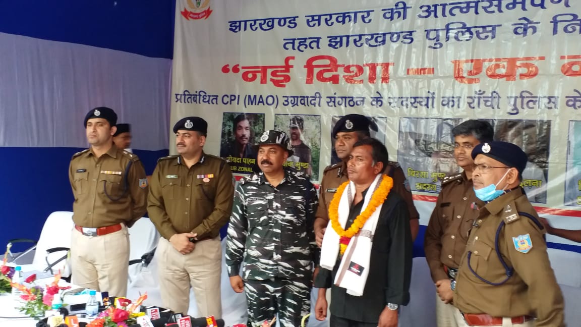 25 लाख के इनामी माओवादी ने किया आत्मसमर्पण, संगठन पर लगाया राह से भटकने का आरोप  