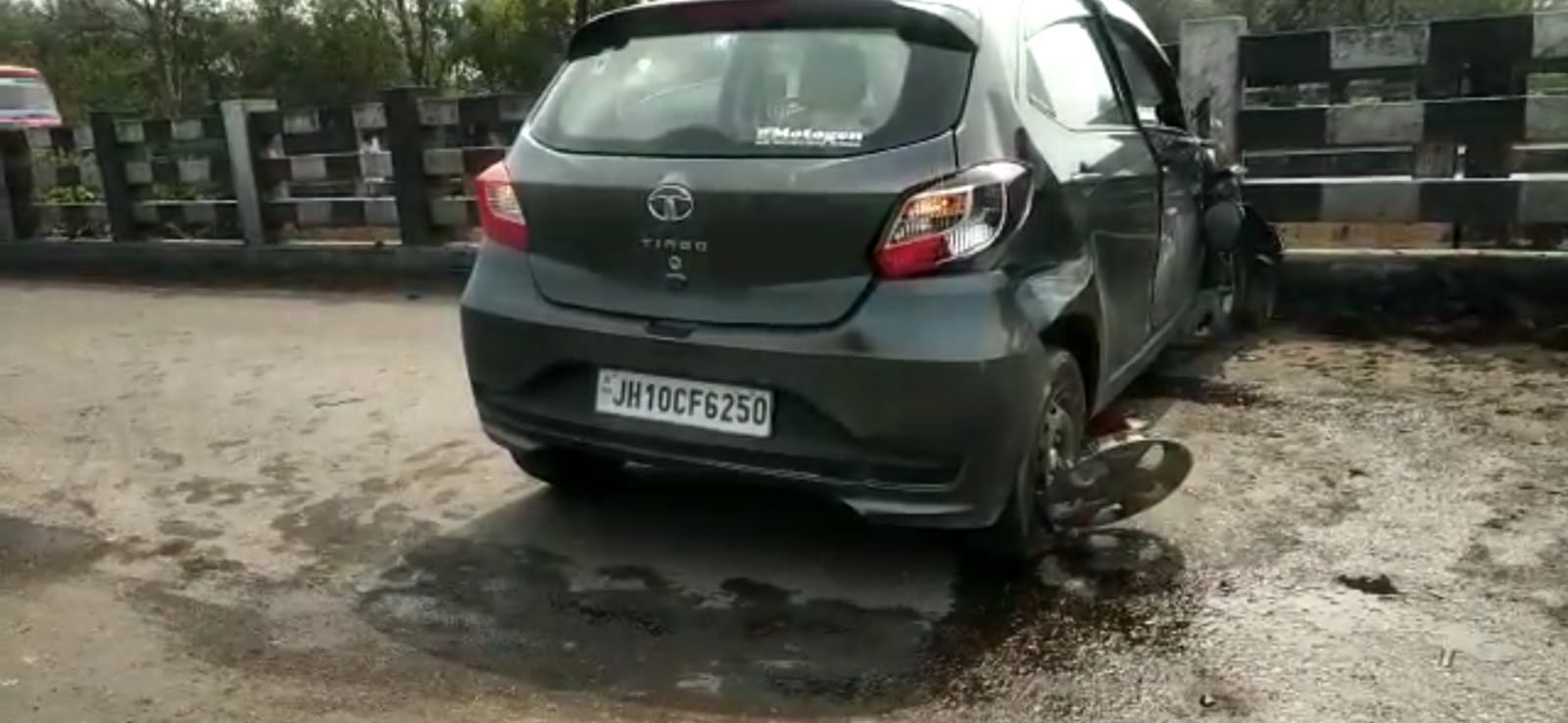 धनबाद में ट्रक ने कार को ठोका, बाल-बाल बचे सवार