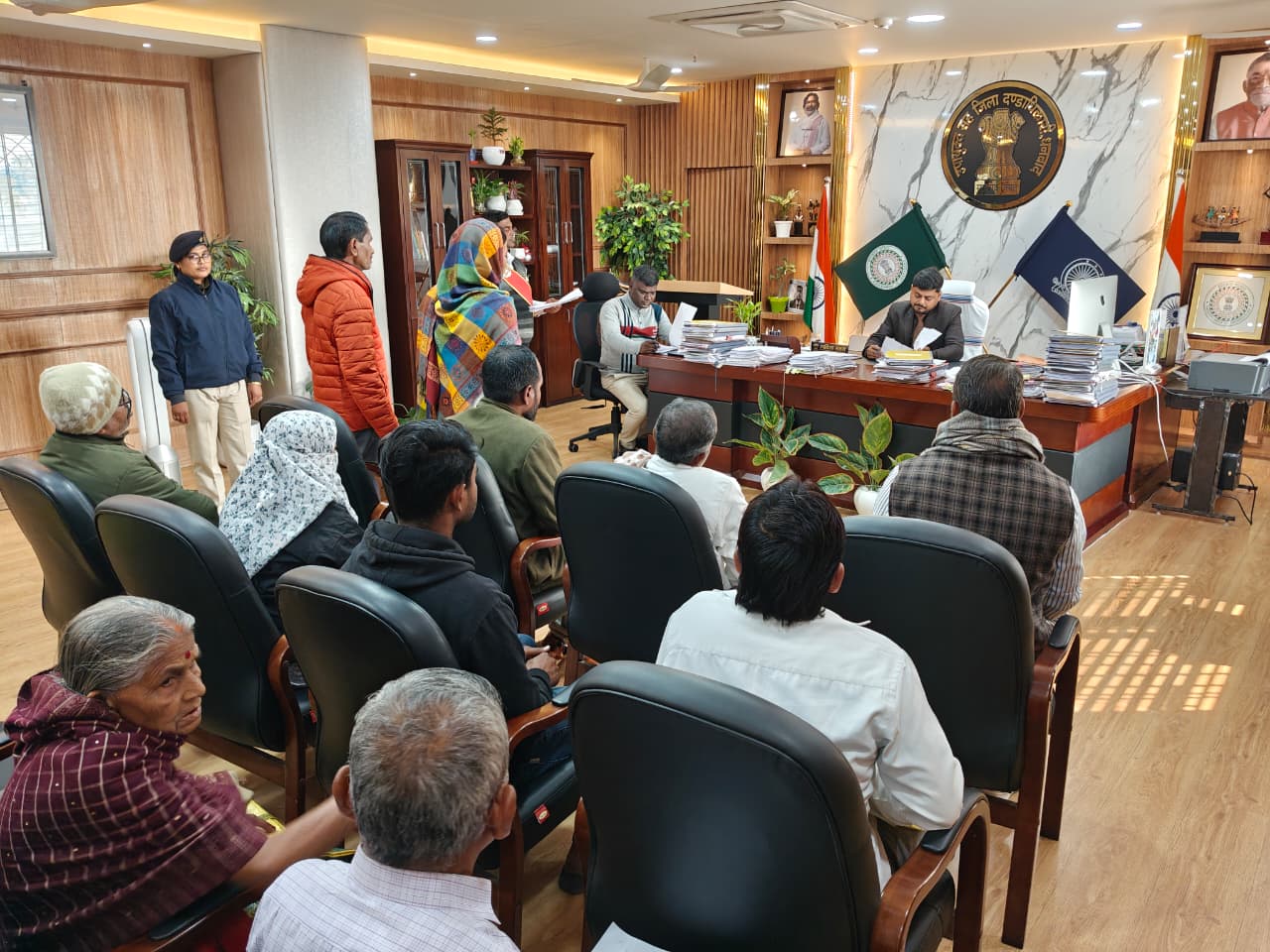 DC का जनता दरबार :हुजूर !मुखिया जी ने गलत वंशावली प्रमाण पत्र जारी कर परेशानी में डाल दिया है !!