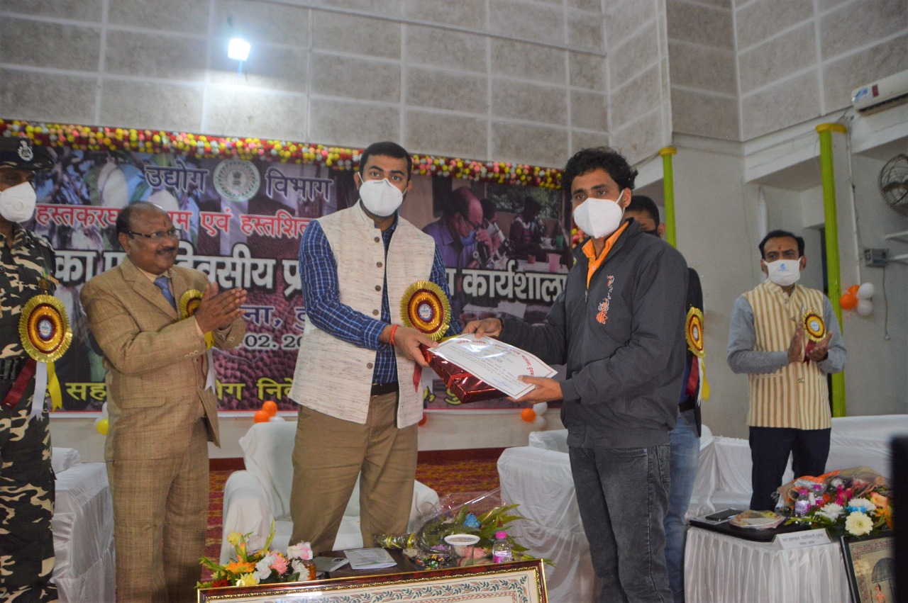 तसर के उत्पाद को बेहतर बाजार उपलब्ध कराने की है आवश्यकता - उपायुक्त