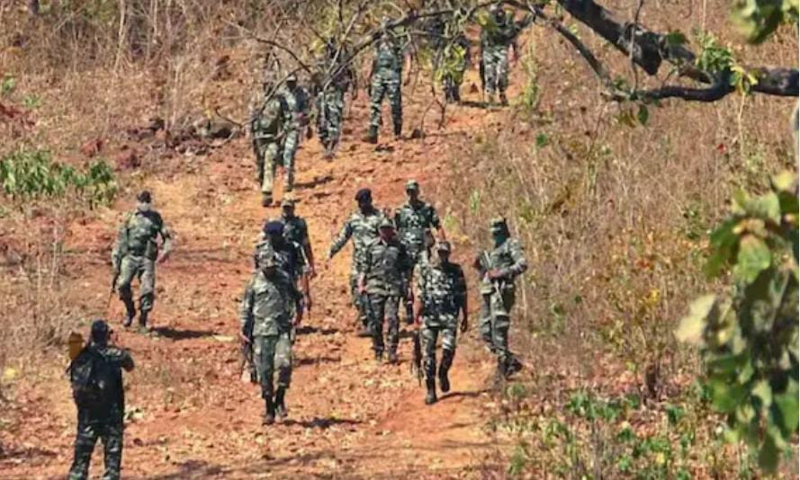 सारंड़ा के दुर्दूरा जंगल में नक्सल नेटवर्क को भारी झटका,10 नक्सलियों के मारे जाने की चर्चा, 50 लाख का इनामी टॉप कमांडर भी चपेट में