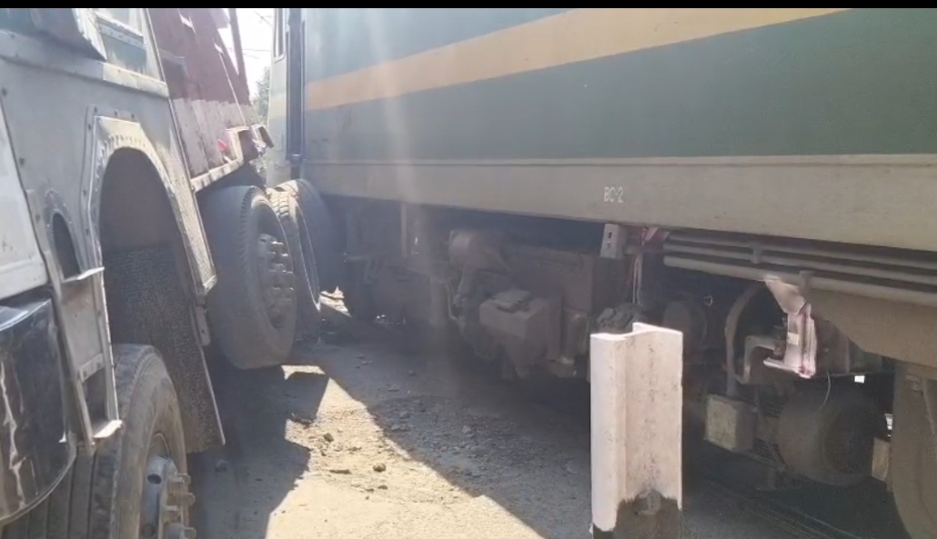 देवघर में बड़ा रेल हादसा ! खुले फाटक पर अचानक आ गई ट्रेन, ट्रक चालक की सूझबूझ से बचीं कई जानें,  देखिए हादसे का लाइव वीडियो