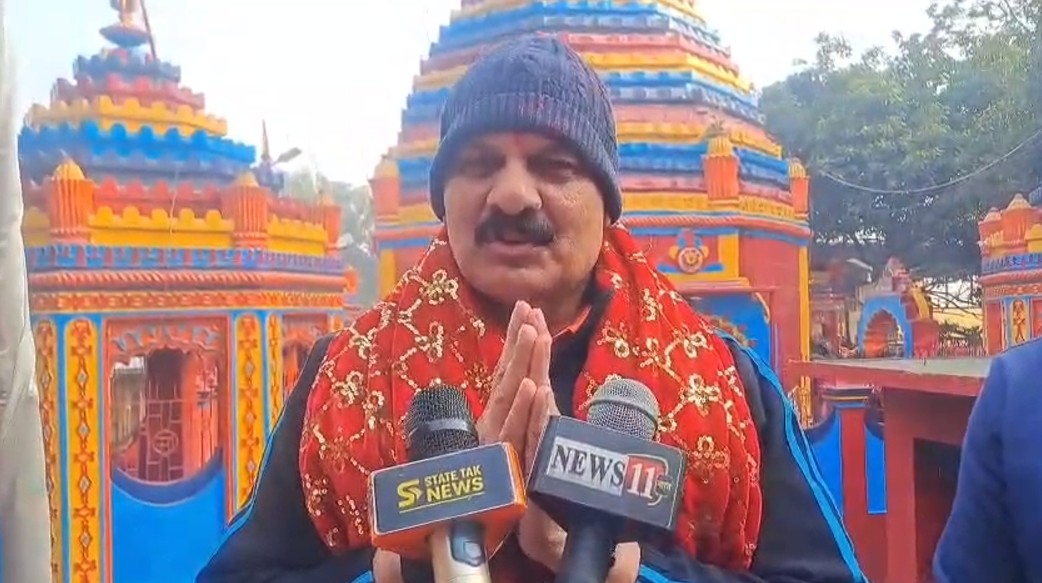 रजरप्पा मंदिर पहुंचे नौसेना प्रमुख, पूजा के बाद बोले-भारत की सुरक्षा मजबूत हाथों में