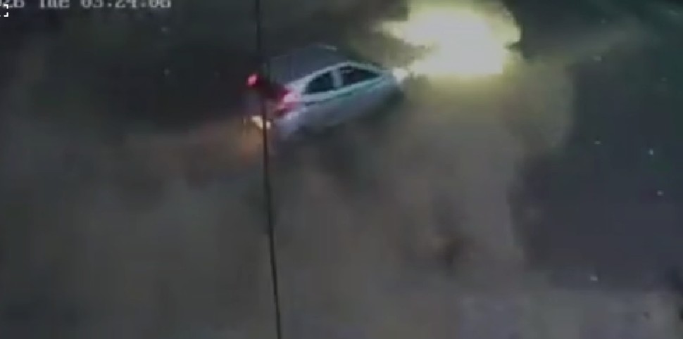 धनबाद में नहीं थम रही स्टंटबाजी! कार चालक ने बैंक के सामने किया खतरनाक ड्रिफ्ट, CCTV फुटेज वायरल