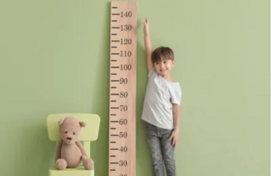 उम्र के हिसाब से नहीं बढ़ रही है बच्चे की Height तो डाइट में आज ही शामिल करें यह चीजें, वरना नहीं बढ़ पाएगा कद