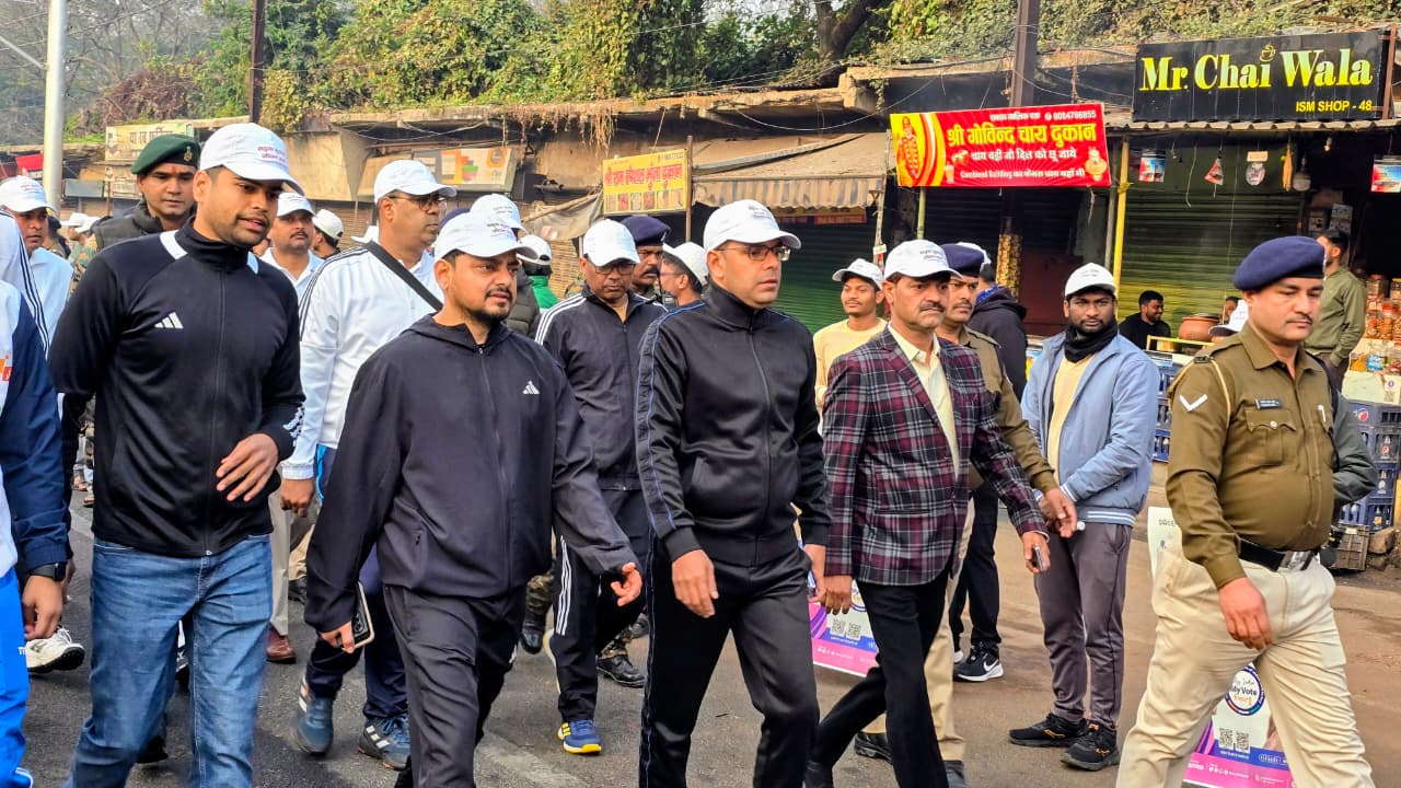 झारखंड की सबसे बड़ी मानव श्रृंखला का गवाह बना धनबाद, अपील-जिम्मेवार नागरिक बन सड़क दुर्घटनाओं को टालें !