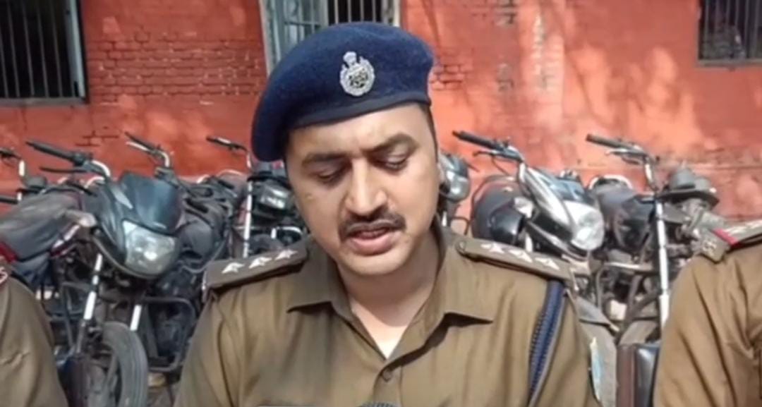 धनबाद में अंतरजिला बाइक चोर गिरोह का भंडाफोड़, दो गिरफ्तार, 11 चोरी की बाइक बरामद