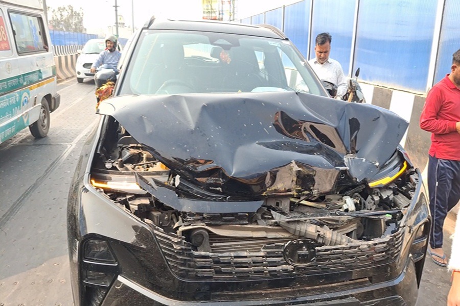 बड़ी खबर : रातू रोड फ्लाईओवर पर रिवर्स में JCB चला रही थी लड़की तभी टाटा हैरियर से हो गई भीषण टक्कर, महिला समेत तीन घायल