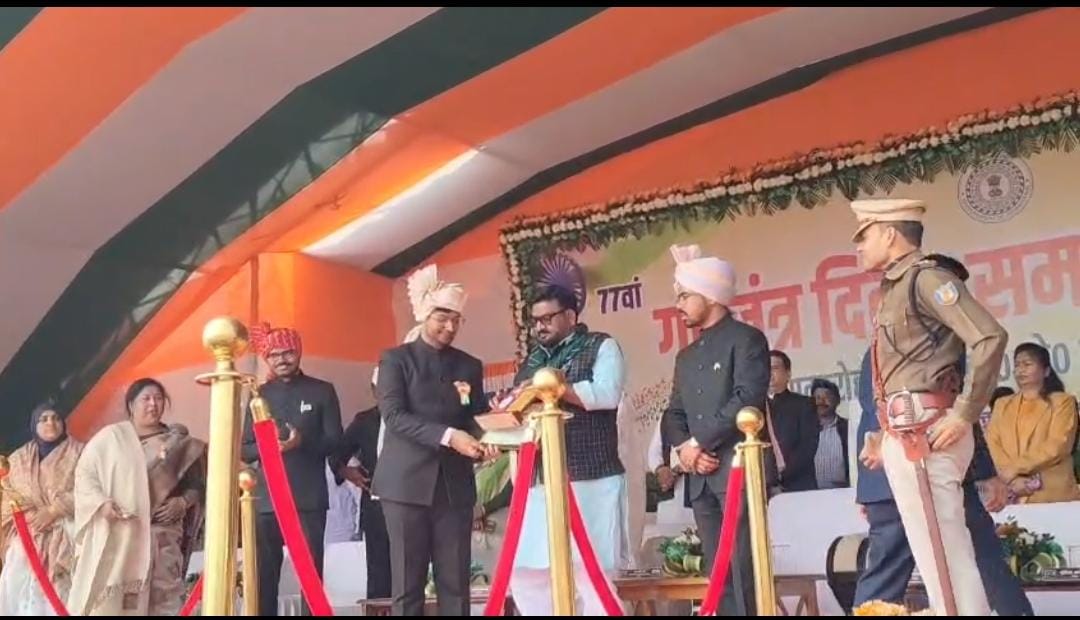 देवघर में जल संसाधन मंत्री हाफिजुल हसन ने किया झंडोत्तोलन,वित्तीय वर्ष 2025-26 में  राज्य सरकार की उपलब्धियां गिनाईं