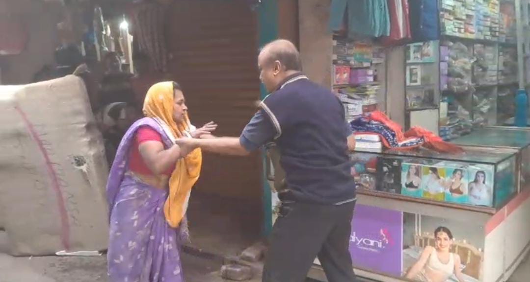 कपड़ा व्यापारी ने महिला स्वीपर को झाड़ू से पीटा, फिर दी गंदी-गंदी गालियां, वीडियो वायरल होते ही थाना पहुंचा मामला