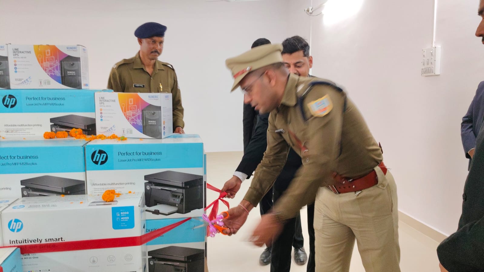 धनबाद पुलिस का कंट्रोल रूम हुआ अपग्रेड, 33 कम्प्यूटर और 350 सीसीटीवी कैमरे से जिले के अपराध पर रखी जाएगी नजर