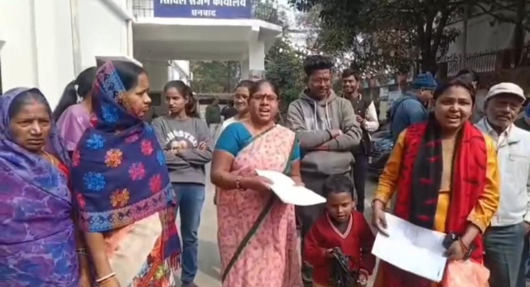 धनबाद सदर अस्पताल के कर्मचारियों का फूटा गुस्सा, क्वार्टर नहीं मिलने पर महिलाओं ने किया हंगामा