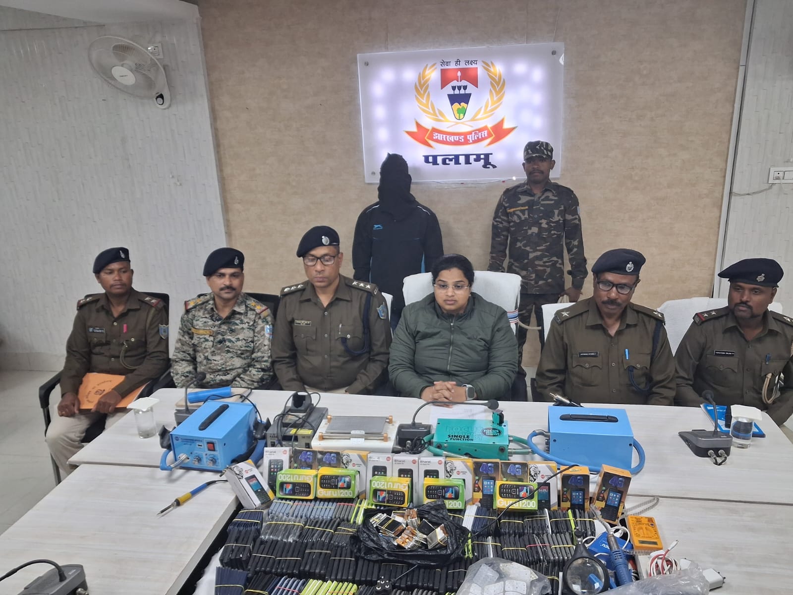 पलामू में अवैध मोबाइल मिनी फैक्ट्री का भंडाफोड़, जियो–सैमसंग के 400 से ज्यादा मोबाइल हुए बरामद