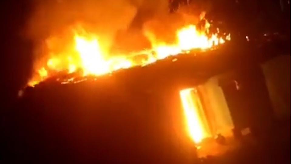 BREAKING:जमशेदपुर के सीतारामडेरा में शॉर्ट सर्किट से लगी भयंकर आग, बुजुर्ग महिला जिंदा जली