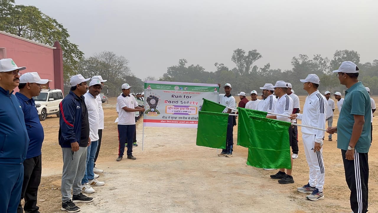 सरायकेला में सड़क सुरक्षा का अनोखा संदेश, स्कूली बच्चों संग दौड़े उपायुक्त-एसपी, हेलमेट-सीटबेल्ट की दिलाई शपथ