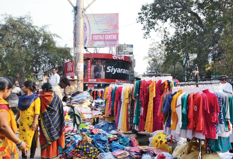 दिल्ली के सरोजिनी मार्केट को टक्कर देता है जमशेदपुर में लगने वाला ये हाट, सस्ते रेट पर मिल जाते हैं अच्छे और स्टाइलिश कपड़े