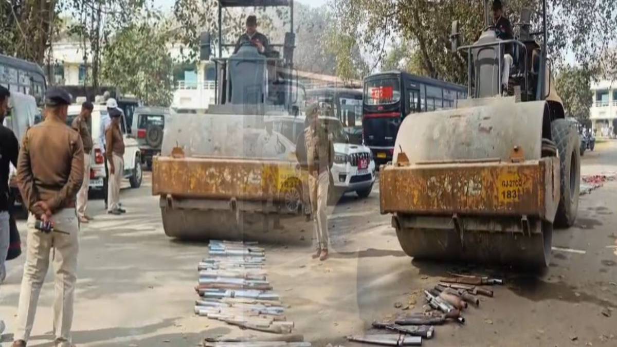 रांची में पुलिस की बड़ी कार्रवाई! मोडिफाइड साइलेंसर और प्रेशर हॉर्न ज़ब्त कर रोलर से किया नष्ट,देखिए वीडियो  