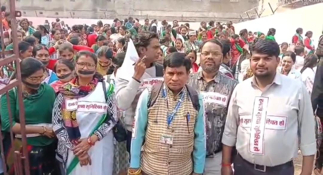 धनबाद:रास्ता विवाद पर मान गए अधिवक्ता, लेकिन अपनी मांग पर अड़े हैंस्वास्थ्य कर्मी, तीसरे दिन भी पेन डाउन हड़ताल जारी