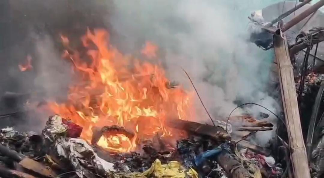 जमशेदपुर:मानगो के कावेरी रोड स्थित एक मकान में अचानक लगी आग, लाखों का सामान जलकर खाक, पढ़े वजह