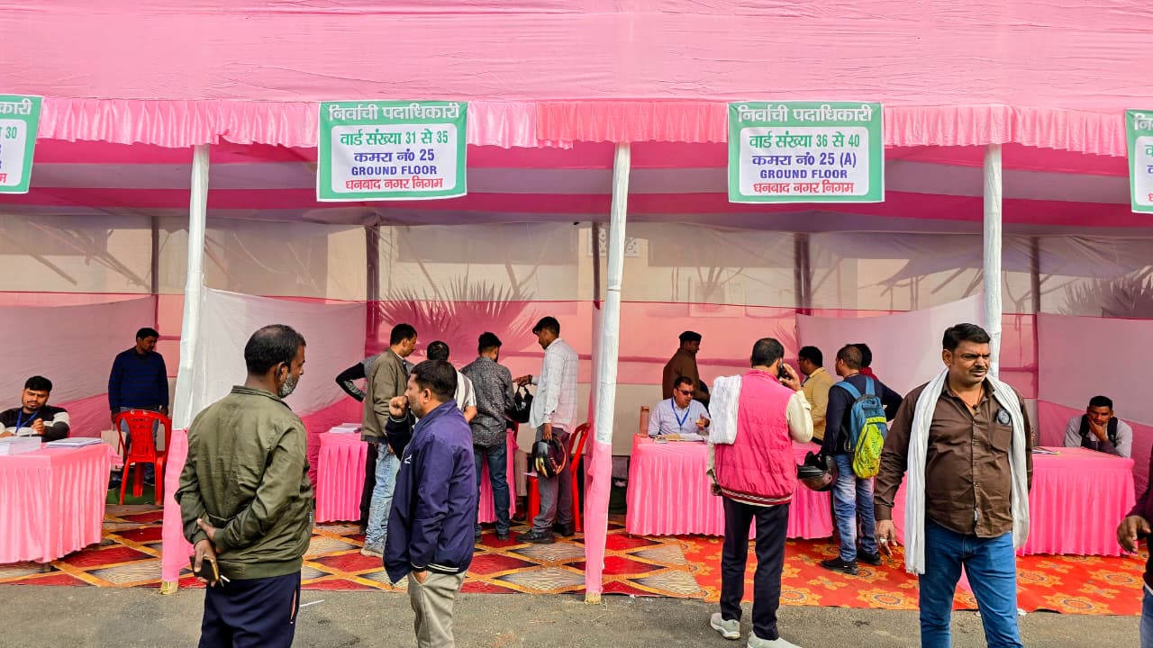 धनबाद में "शहर की सरकार" का हलचल: जानिए अब तक कितने मेयर पद के नामांकन पत्र की हुई है खरीद!